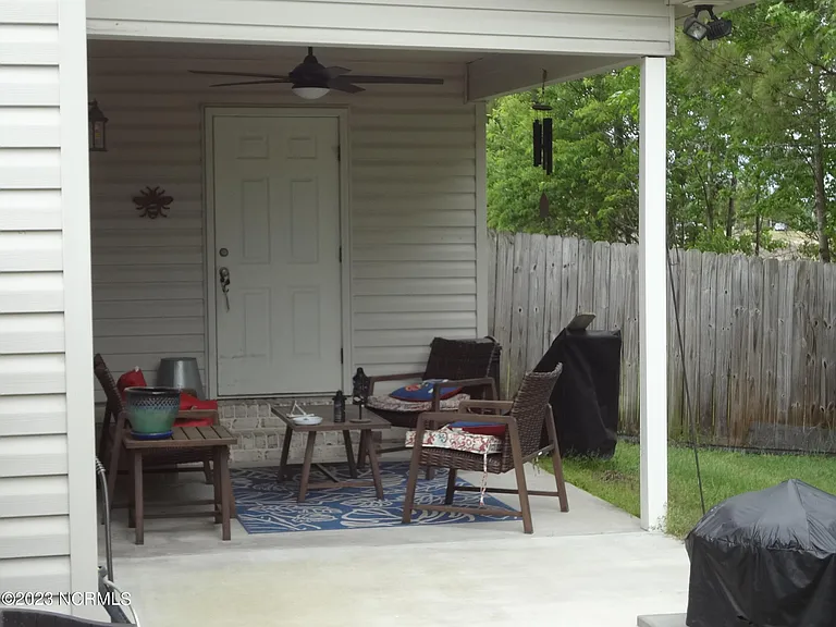 205 S Pointe Dr #B — Photo 5
