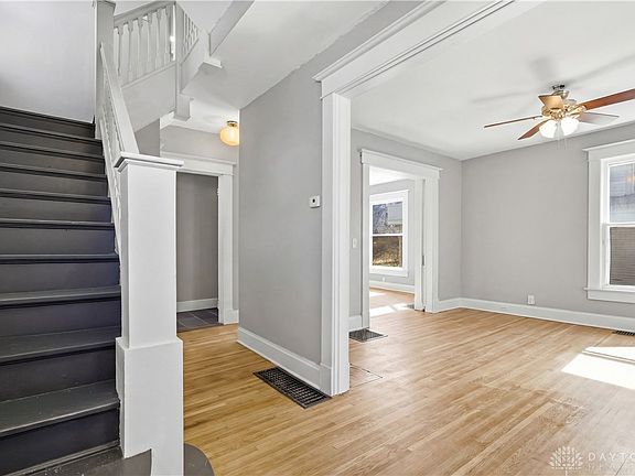 5th image of 146 N Spring St