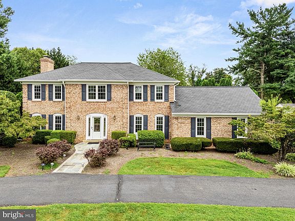 3rd image of 4019 Latham Dr