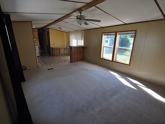 3rd image of 6 Honeysuckle Ln