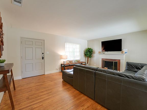 3rd image of 12937 Woodbridge St