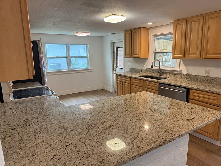 2121 Greenway Dr — Photo 15