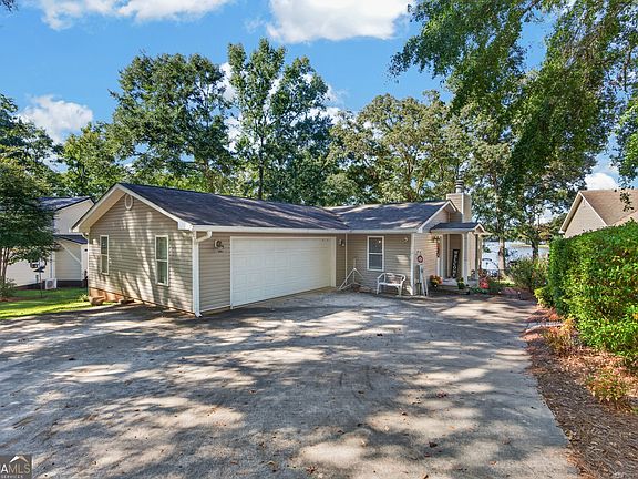3rd image of 174 Honeysuckle Rd NW
