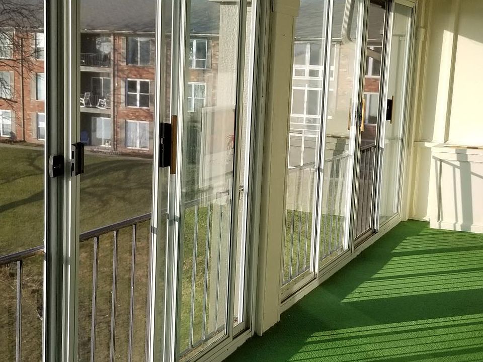 Enclosed patio, full lake view