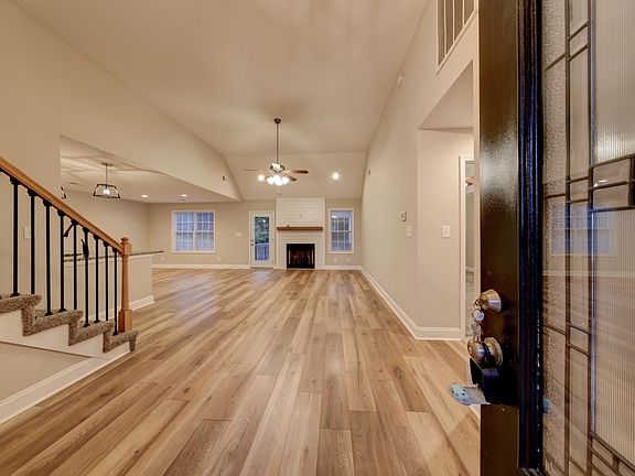 5th image of 164 Bonnell Dr