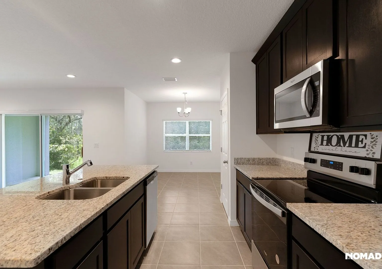 Spacious 4BR Townhome in Groveland — Photo 2
