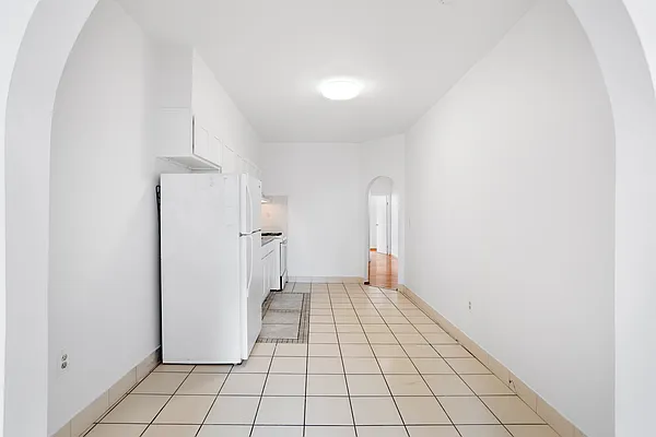 Rented by Safdie Realty Group | media 28