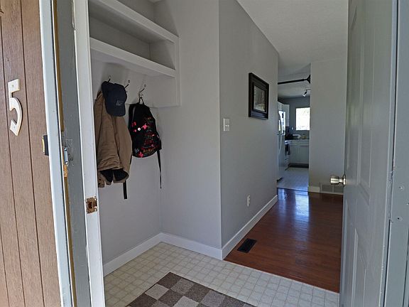 3rd image of 5 Oatway Dr