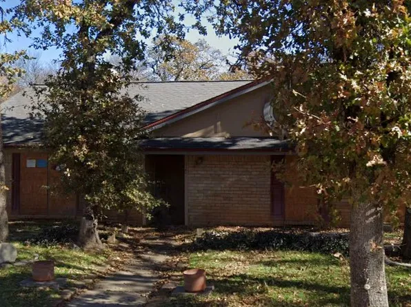 420 Twin Creek Dr, Hurst, TX 76053