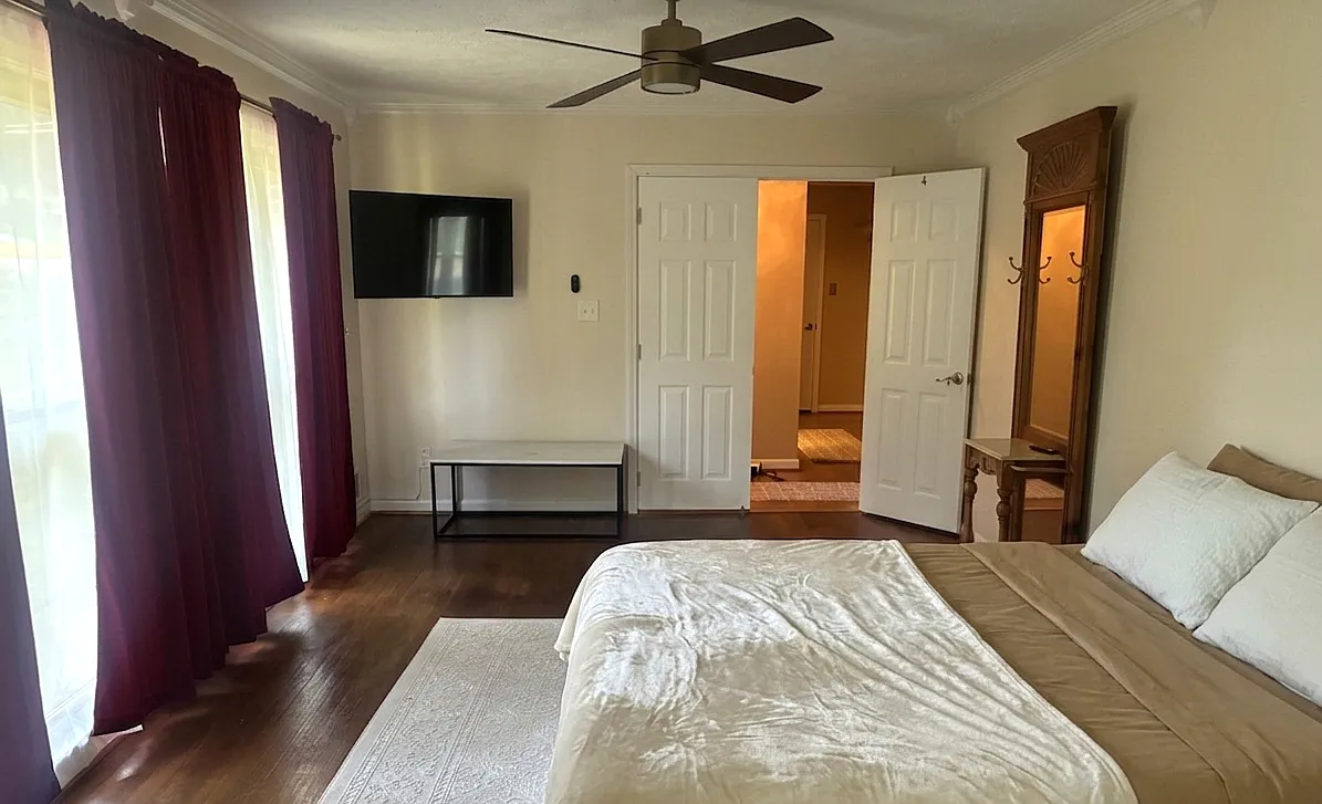 4 bed, 1596 sqft, $1,000 — Photo 2