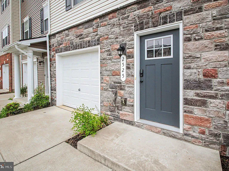 2525 Drake Ln — Photo 3