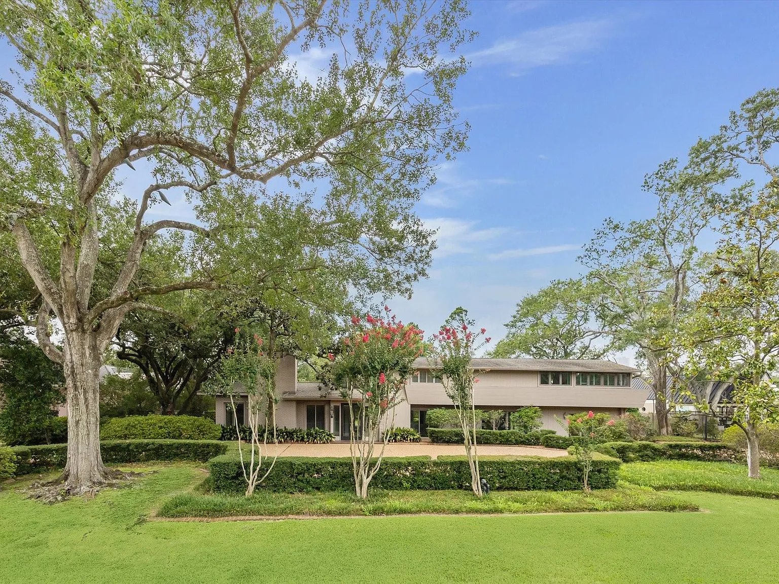 4 bed, 6.5 bath, 6007 sqft, $8,250 — Photo 1