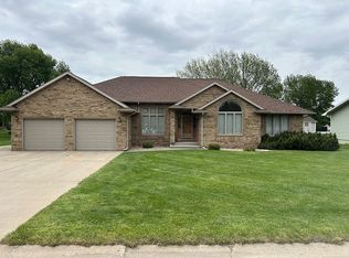606 S Pearl St, Elk Point, SD 57025