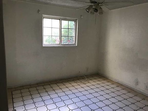4th image of 1402 E Dana Ave APT C