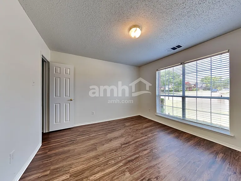 1311 Calvert Dr — Photo 7