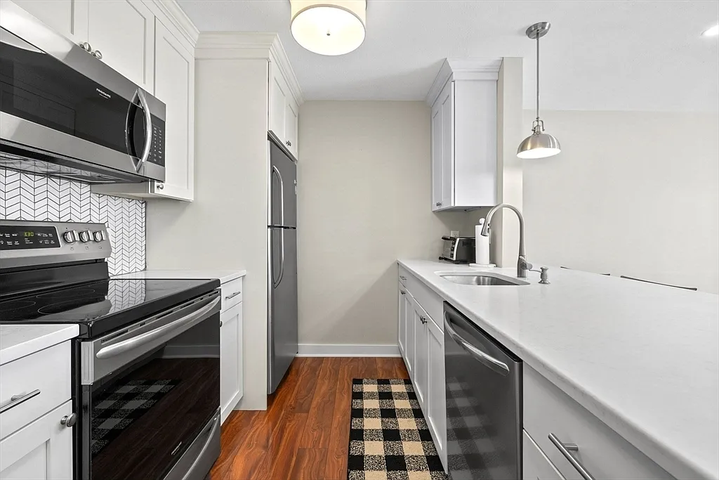 1 bed, 660 sqft, $1,899 — Photo 2