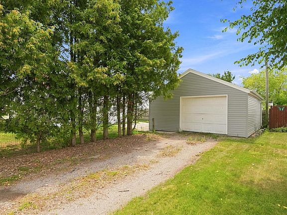 2nd image of 904 Raton COURT