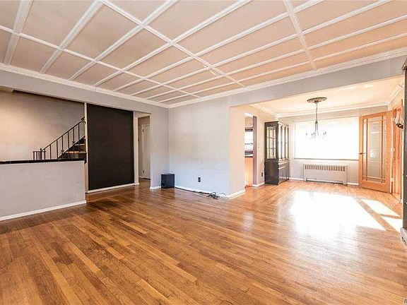 3rd image of 20 Ellington Dr