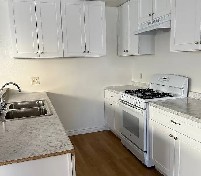 4816 Rosewood Ave — Photo 4