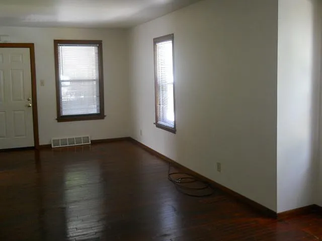 468 Russell St — Photo 3