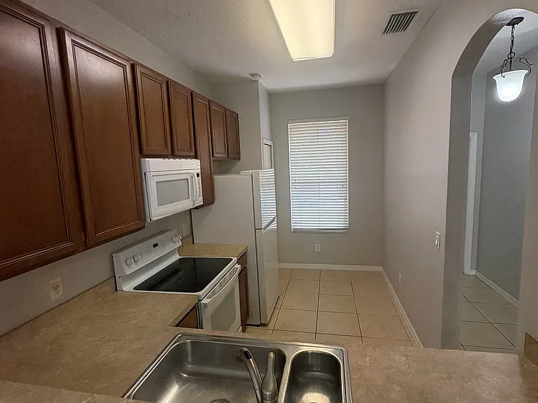 1210 Retreat View Cir — Photo 8