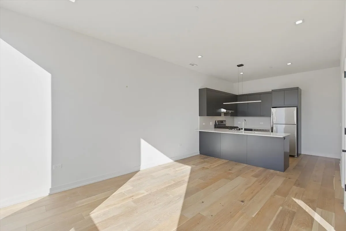Building Photo - 4513 N Clark St #411