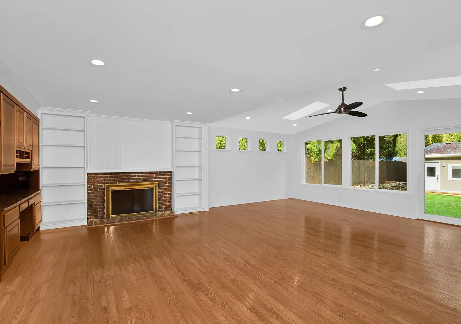 South Rose Hill 4 Bedroom with Entertainment Deck — Photo 1