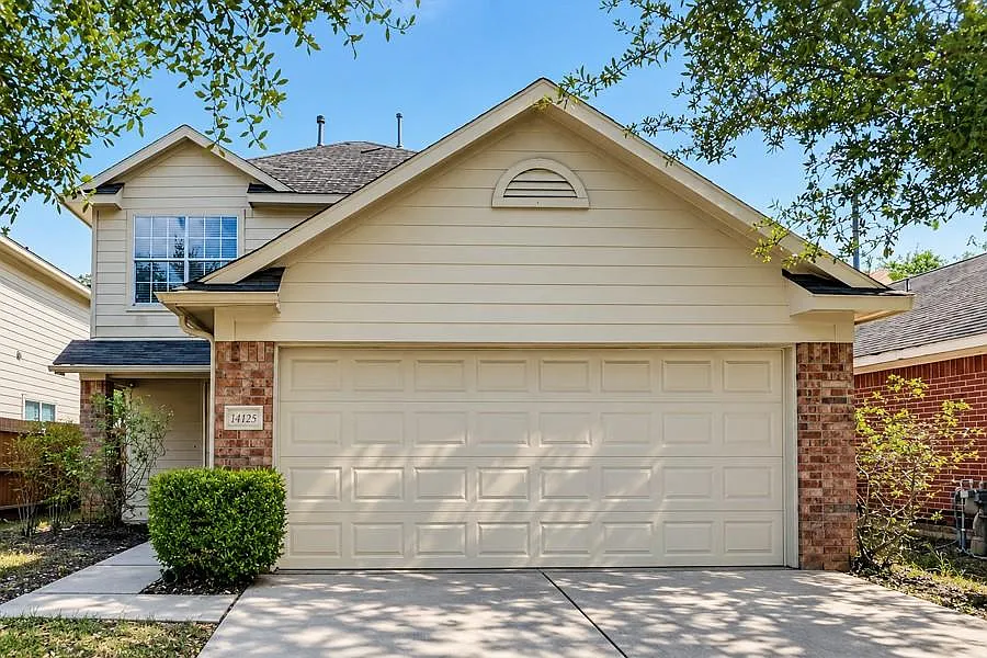 3 bed, 2.5 bath, 1702 sqft, $1,810 — Photo 1