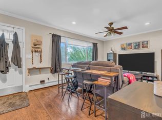 831 Cricket Ln #1, Woodbridge, NJ 07095