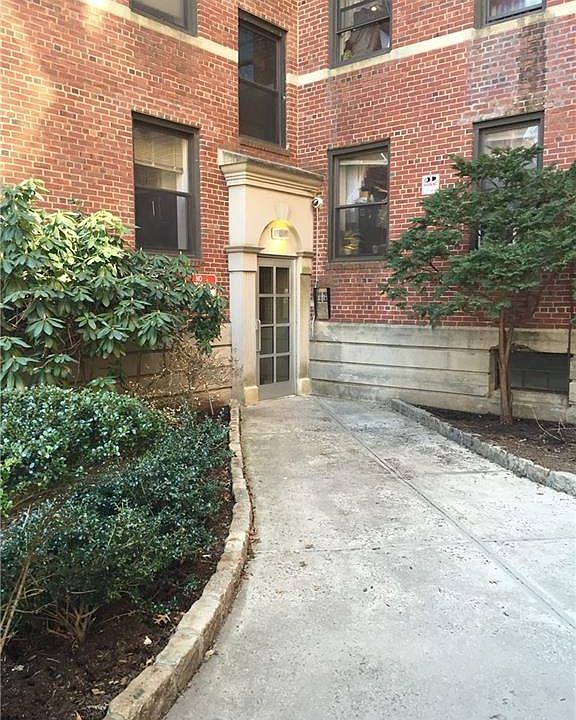 1st image of 222 Larchmont Acre #2D