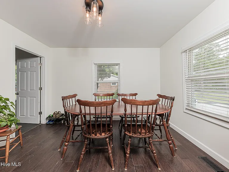 670 Queens Creek Rd — Photo 12