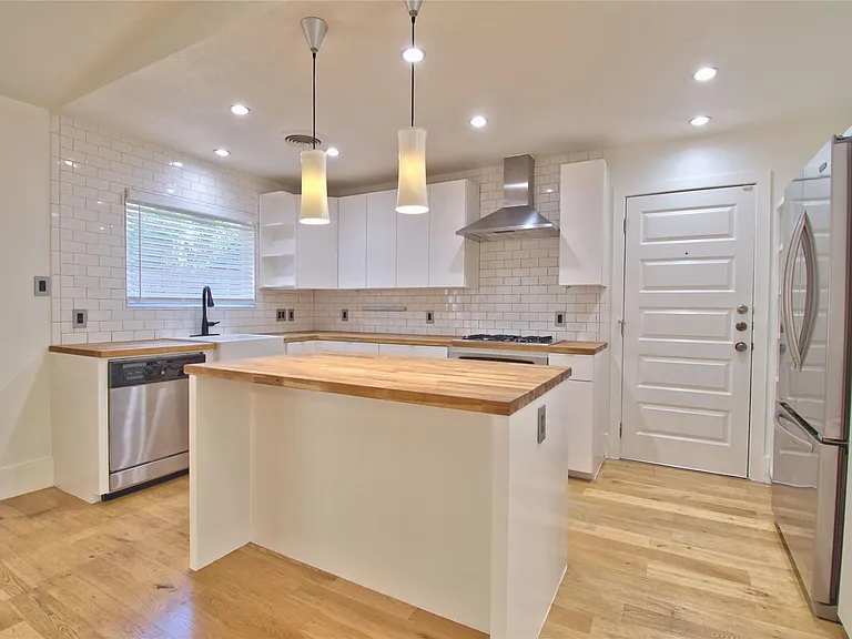 2604 Sherwood Ln — Photo 6