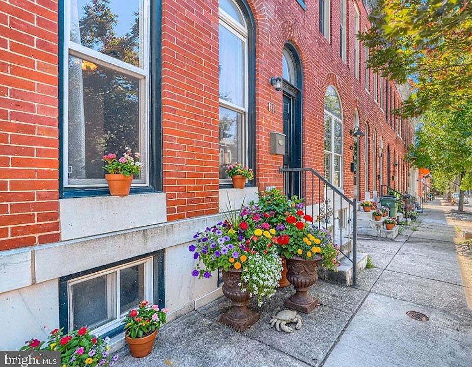 1st image of 101 W Clement St