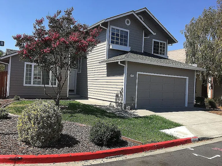 701 Deerfield Dr — Photo 2