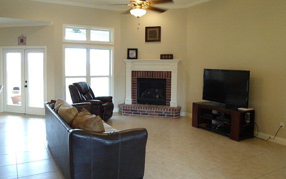 3rd image of 305 Auburn Hl