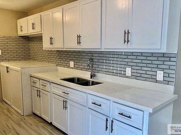 3rd image of 3901 Las Palmas Cir