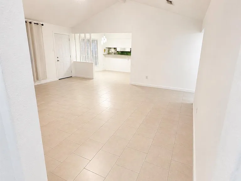 14526 Roundstone Ln — Photo 3