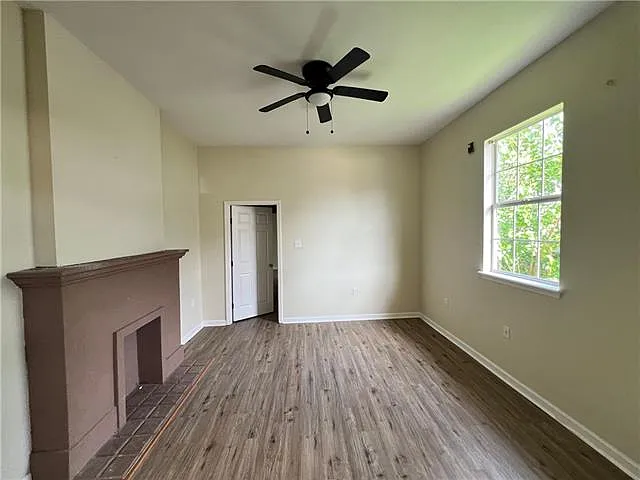 3 bed, 1.0 bath, 920 sqft, $1,300 — Photo 3
