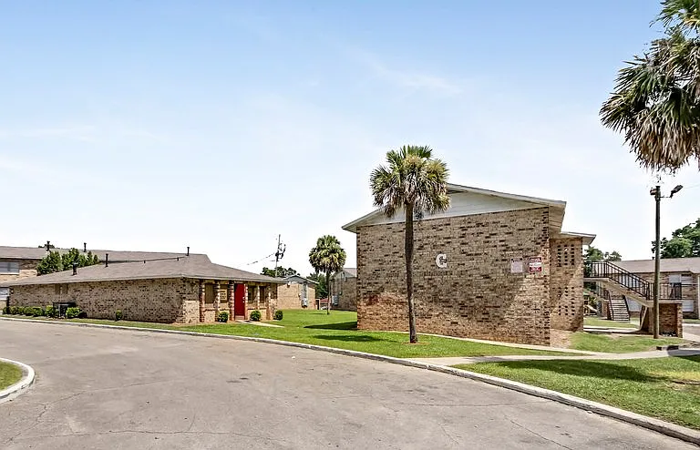 150 SW Bum Gardener Dr — Photo 1