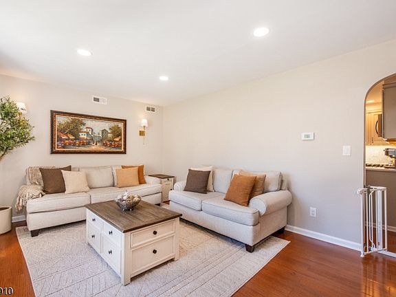 3rd image of 219 Linden Rd