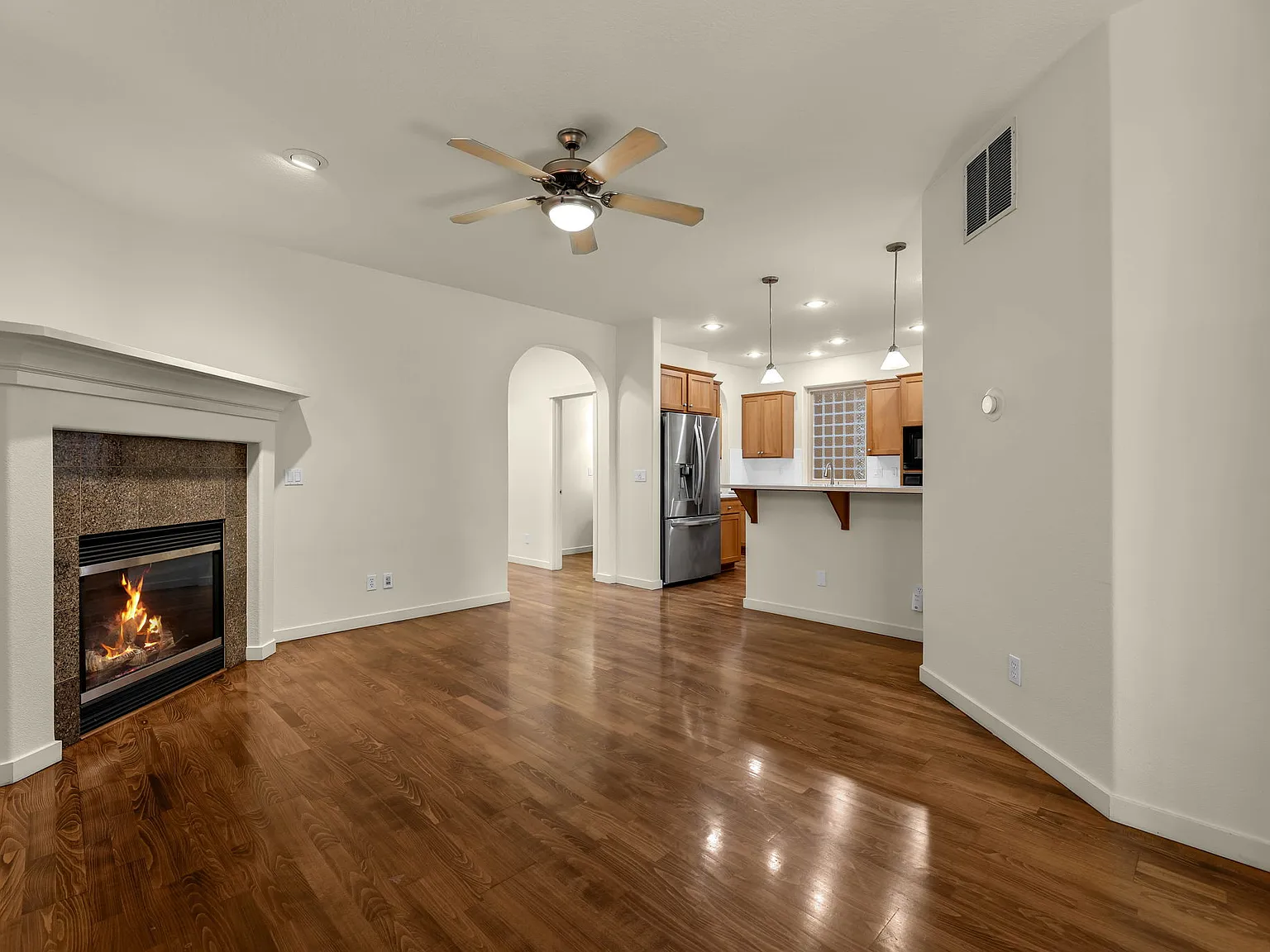 3 bed, 1958 sqft, $3,295 — Photo 3