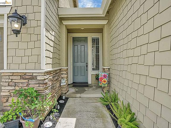 3rd image of 554 Livingston Ct