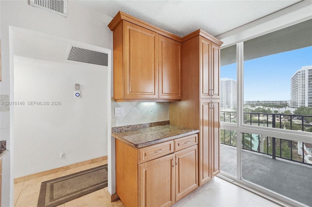 521 N Riverside Dr APT 606, photo 5