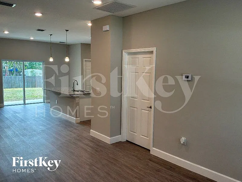 4 bed, 3.0 bath, 1850 sqft, $1,885 — Photo 3