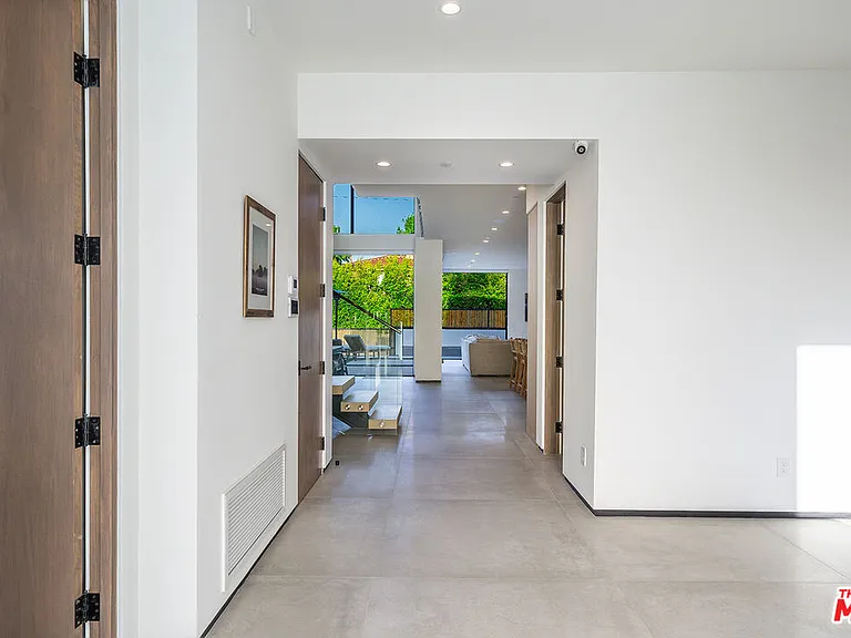 200 N Doheny Dr — Photo 22