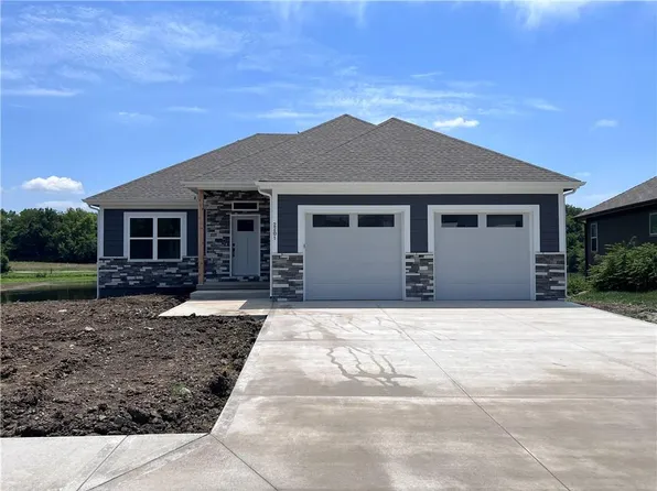 2201 Richmond Dr, Harrisonville, MO 64701