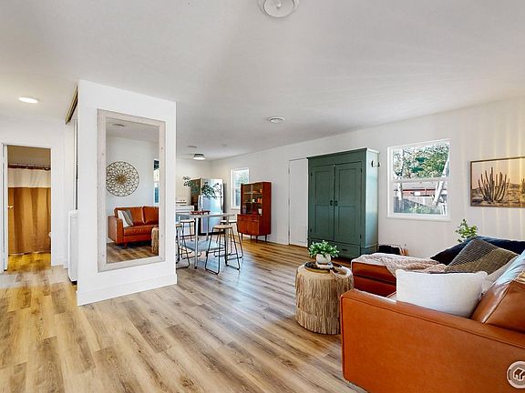 4th image of 2812 W Woodford Ave