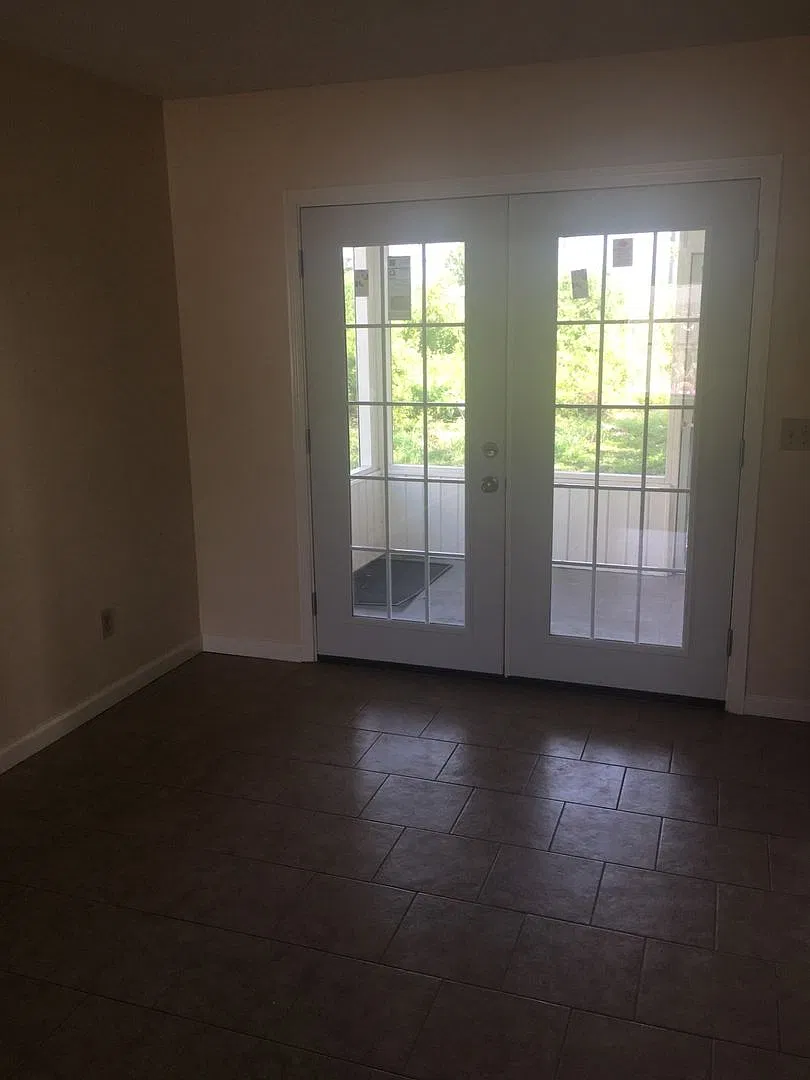 1205 Stephen Dr — Photo 4