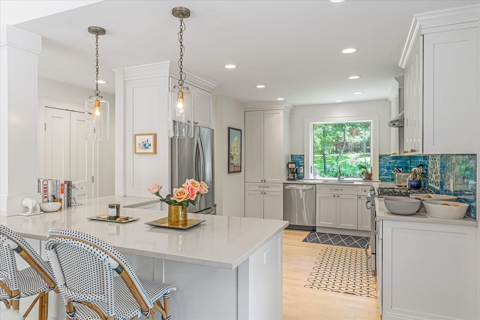  Kitchen w/ Island