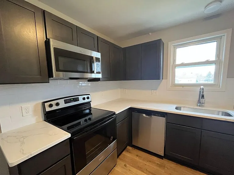 401 State St #B — Photo 14